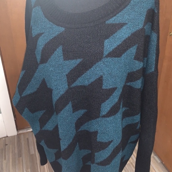 EVRI printed crewneck drop shoulder sweater! - Picture 2 of 5